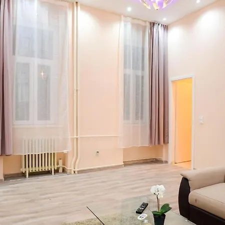 Cute Romance At Anker Koez * Budapest